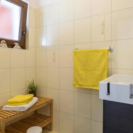 Captain 2 Km To The * Vintijan