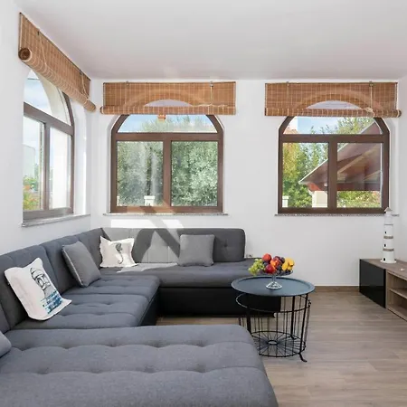 Captain 2 Km To The Vintijan