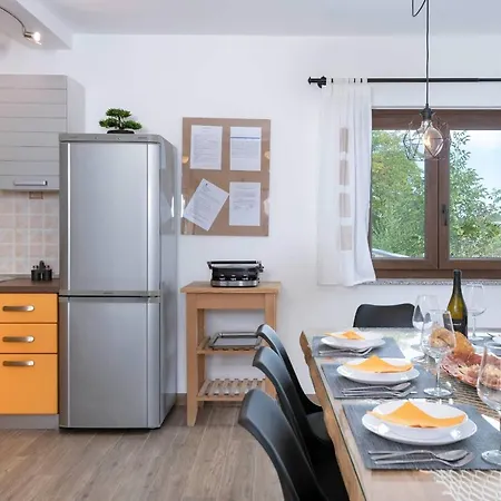 Captain 2 Km To The 度假居 Vintijan