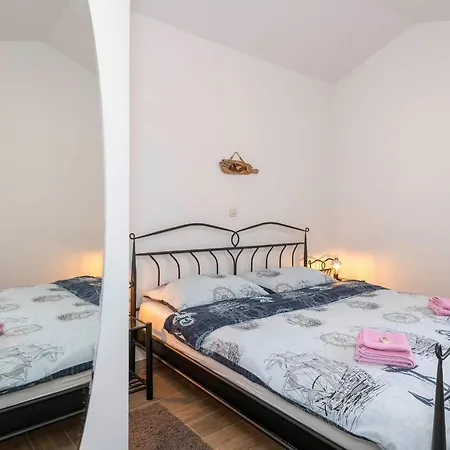 Captain 2 Km To The Vintijan