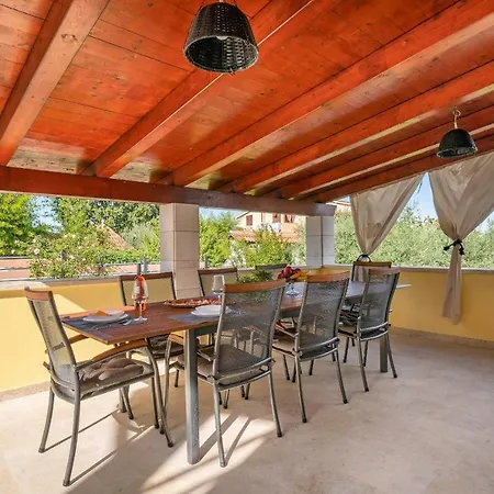 Captain 2 Km To The * Vintijan