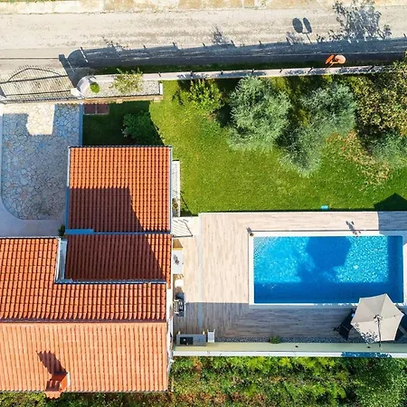 Captain 2 Km To The * Vintijan